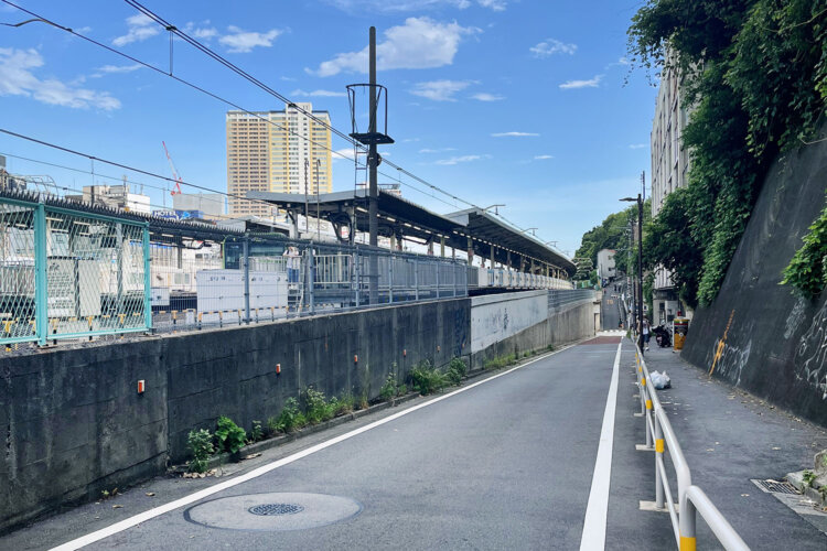 道灌山から、道灌山通りの切り通しを望む。左奥が西日暮里駅のホーム。