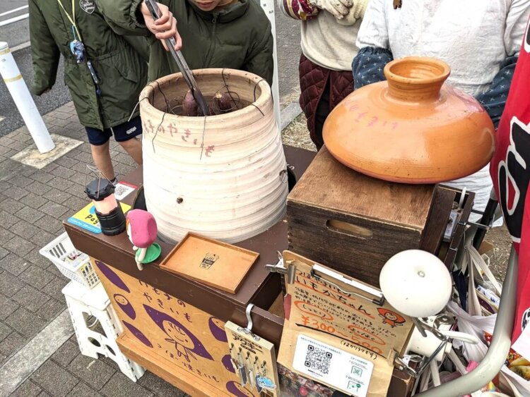 販売中も、サツマイモをひっくり返したり、焼き加減を見たり、炭をくべたり、なかなか忙しい。
