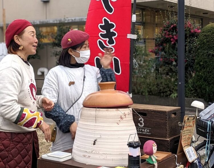 師匠のいも子さんと、弟子のいもかちゃん。よく見ると2人とも素朴な焼き芋カラー。