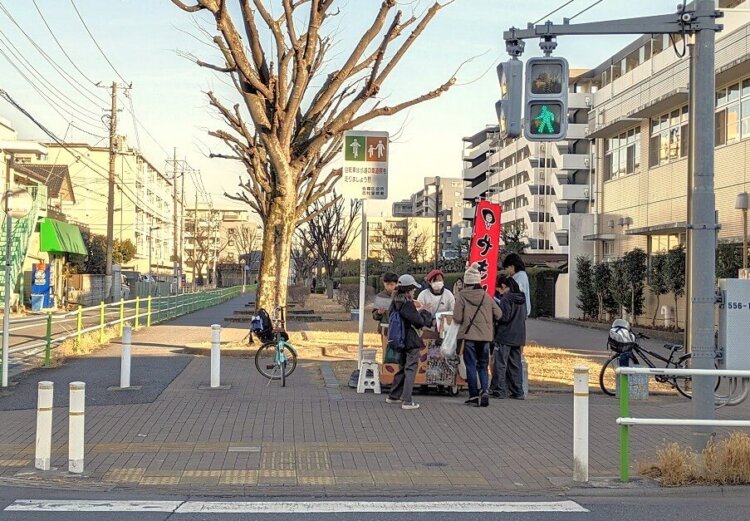 暗渠上に作られた細長く延びる公園の一角で販売。