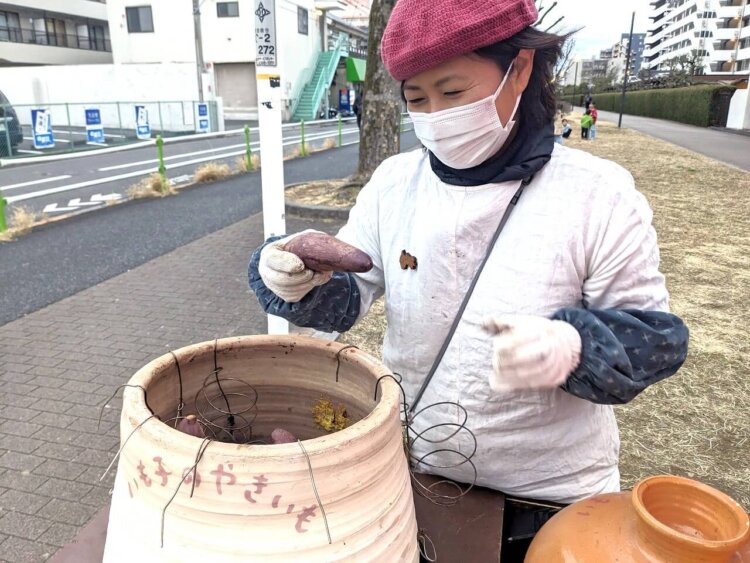 『壺やきいもの いもかちゃん』のいもかちゃん。営業日・場所はSNSで発信している。