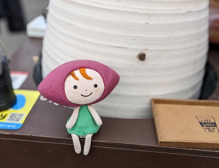 看板娘として、ちょこんと座っているのは、『いも子のやきいも阿佐美や』のキャラクター「いも子ちゃん」をもとに、NHK「ヴィランの言い分」のクリエイター「仙太」さんがいもかちゃんのためにと作ったもの。