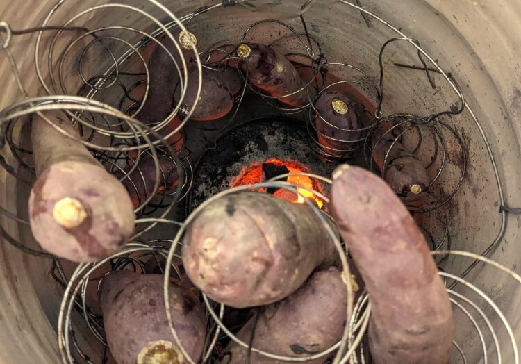 大きな窯の中にサツマイモをつるし、備長炭の遠赤外線で内部まで時間をかけて焼き上げる。