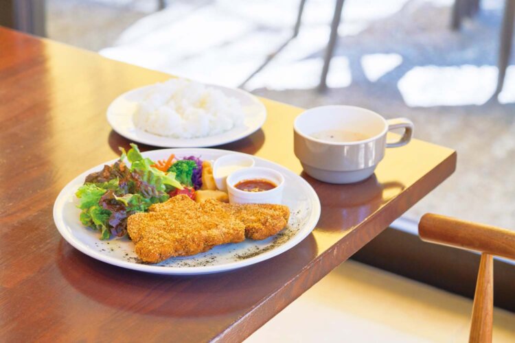 チーズとトマトベースの2種のソースでいただくロース肉のさっぱりカツレツは、ライスまたはパンのセットで2600円。