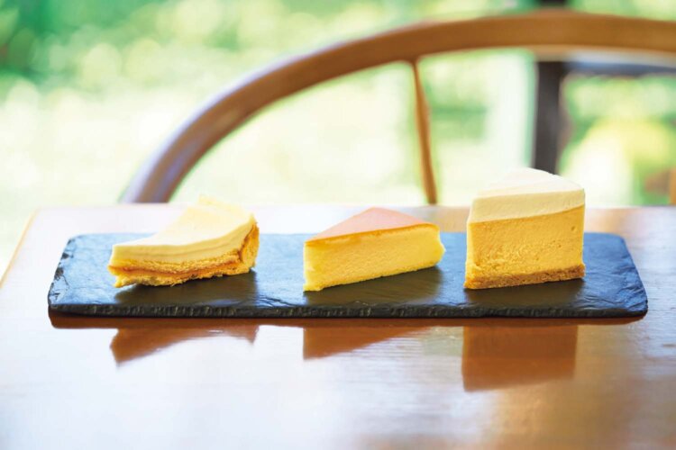 御用邸チーズケーキなどの3種のチーズケーキの食べ比べができる一皿は1150円。