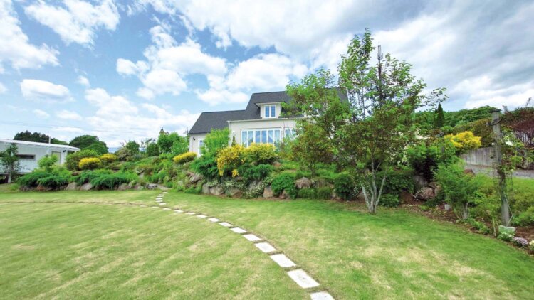 お茶の前後にはガーデニングを学んだ平野さん自ら手入れする庭を散策しよう。