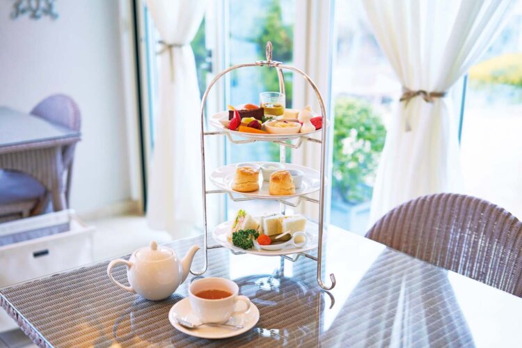 アフタヌーンティーセット3300円は20食限定で、友人とのシェアもOK。上段には、オーナーの平野みのりさん手作りのスイーツが6種以上も並ぶ。