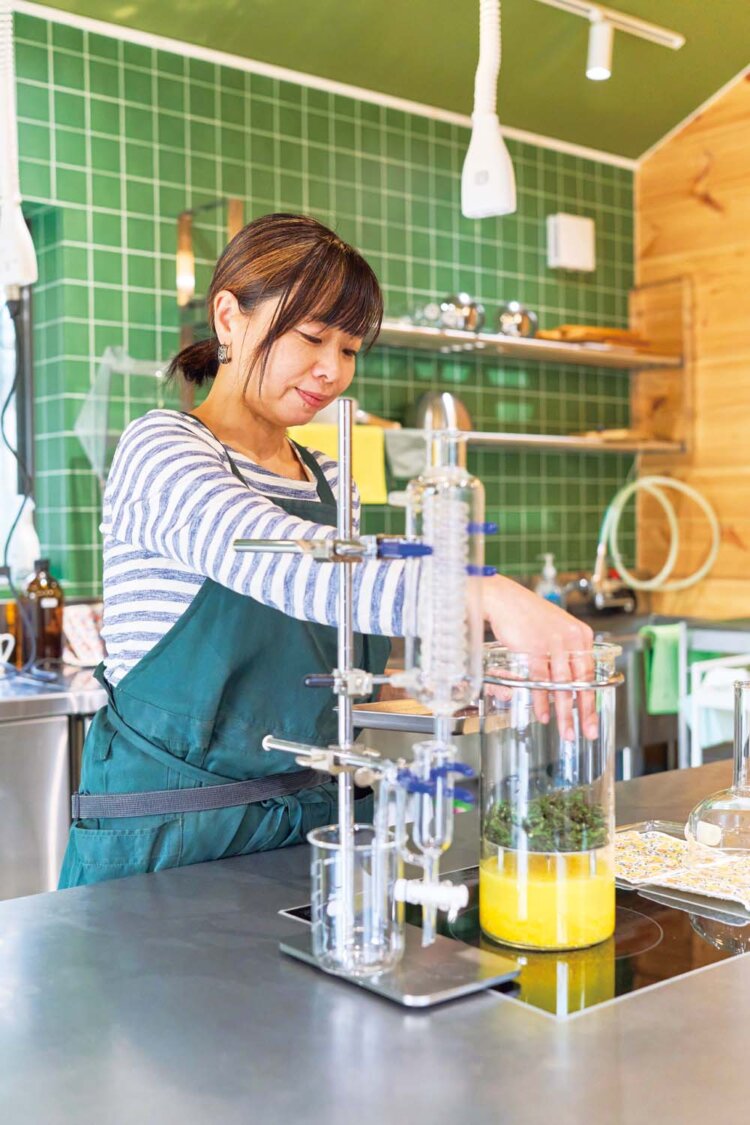 香りが抽出されるのを待つ間は、数種の精油をブレンドしてアロマクラフトやアロマキャンドル作りにも挑戦できる。
