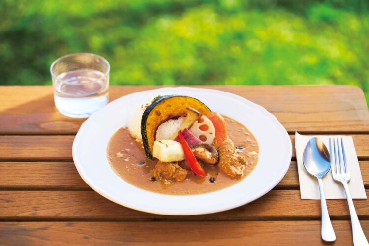 バターチキンマサラヘーゼルナッツカレー1400円はペーストにしたヘーゼルナッツのコクが決め手。旬のグリル野菜もたっぷり。