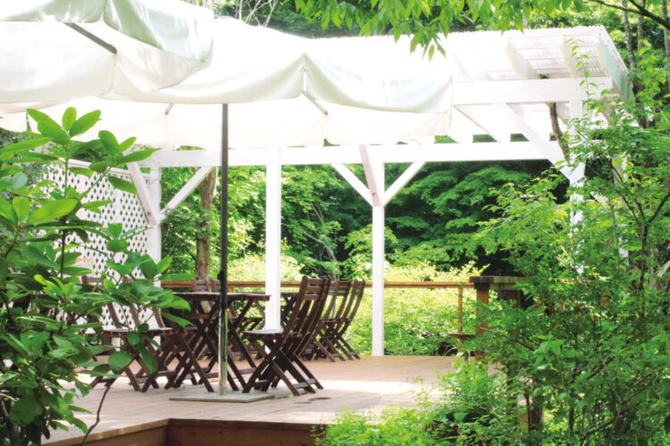 カフェのテラス席はガーデンをわたる風が心地いい。