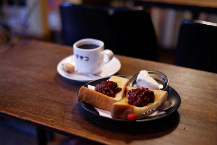 あんトースト650円には生クリームをトッピング。マサコブレンド700円。