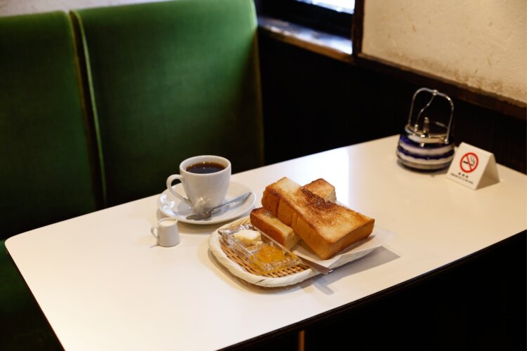 トースト450円、酸味漂うコーヒー650円。