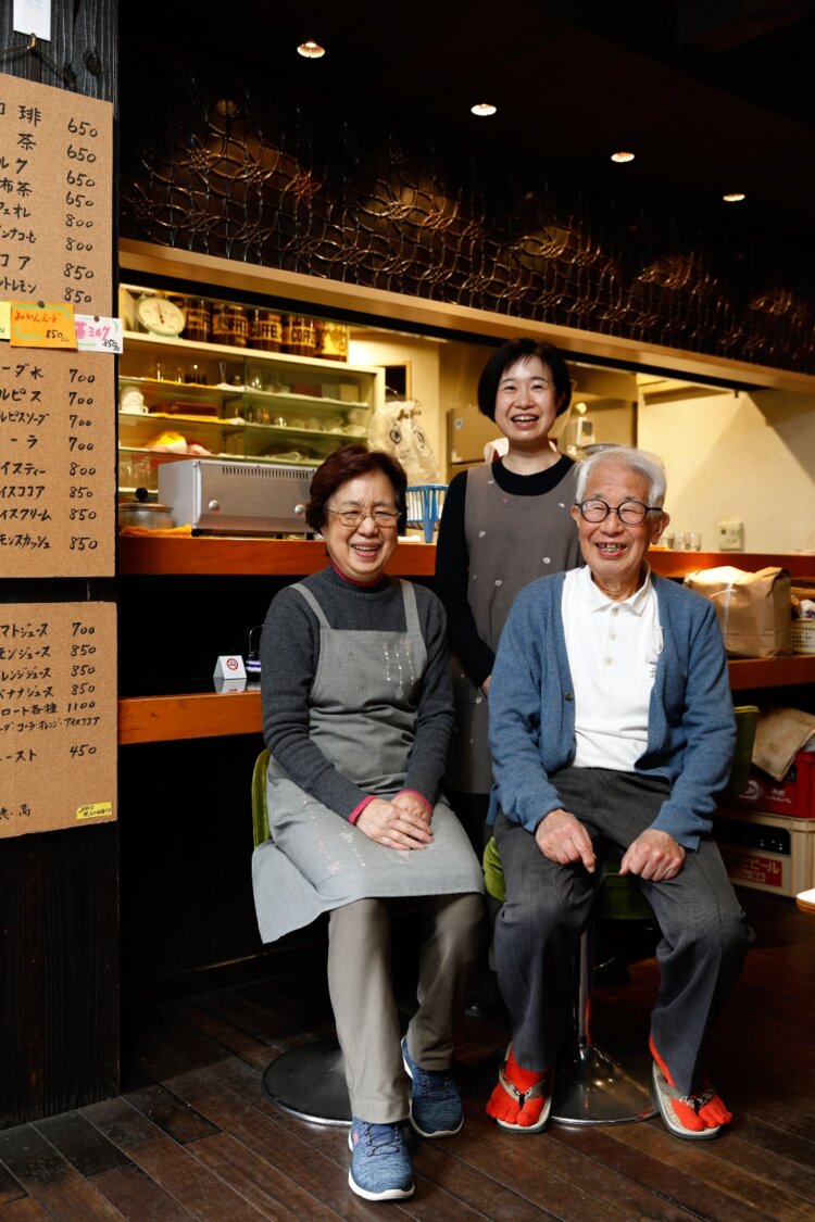 粟野さん一家が迎えてくれる。