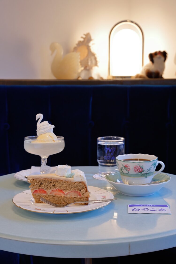紅茶といちごのケーキ900円。白鳥の休憩850円。ブレンド珈琲600円。