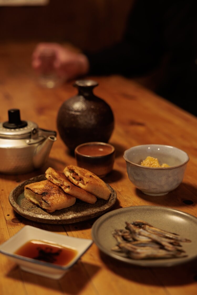 きびなご丸干し650円、ネギとチーズと納豆を挟んだ兵六あげ540円、壷漬460円。焼酎は基本1合。