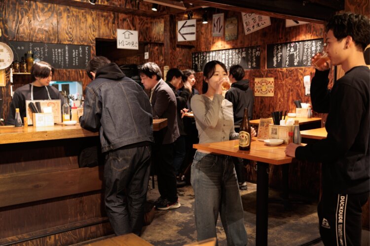 『富士屋本店』にはL字とコの字カウンターが並ぶ。