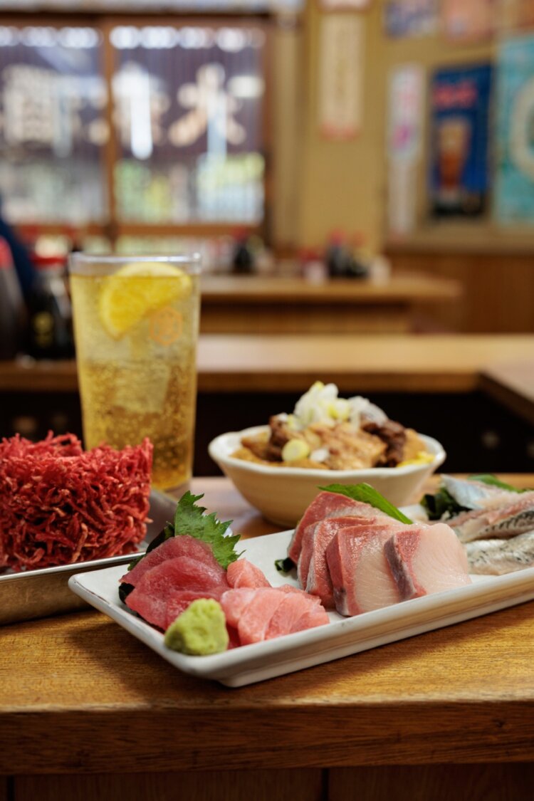 刺し身はマグロ・ブリ各495円、イワシ385円。紅しょうがのかき揚げ385円、煮込みに肉豆腐を入れた重ネ550円。キイロ330円。