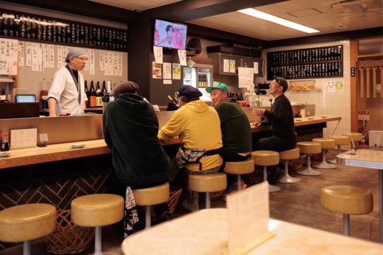 『初場所』の店内。カウンターの右奥には小上がり席。