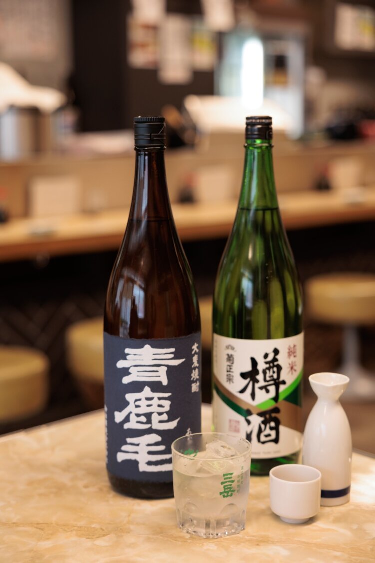 日本酒には「菊正宗」樽酒１合600円、かたや焼酎は「青鹿毛」600円など大衆酒場には珍しいものも。