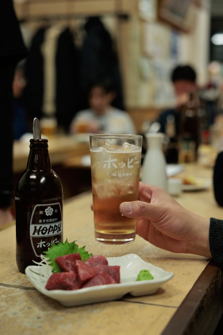 『だるま』にて。二冷のホッピーセット580円。