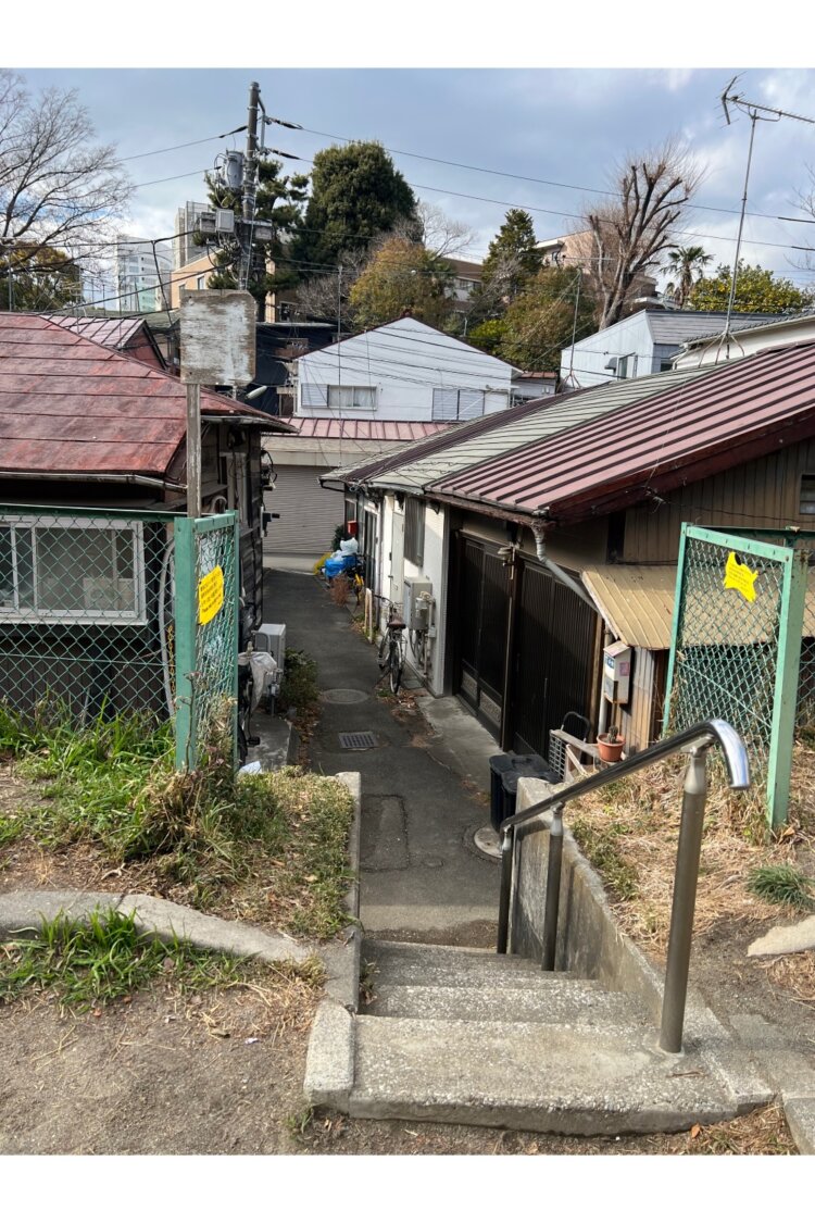 児童遊園の下には今も長屋が並ぶ（撮影＝能町みね子）。