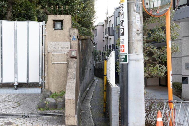 川の跡と思われる極細道。“港区女子”が日常使い。