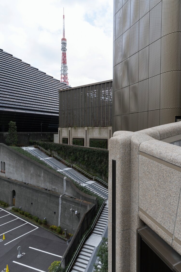 南へ上るこの長い階段だけは当時からあった。