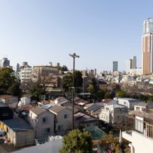 能町みね子が変わる麻布・変わらない麻布を行く。都会のど真ん中にある似て非なる2つの街へ【東京と散歩の30年】