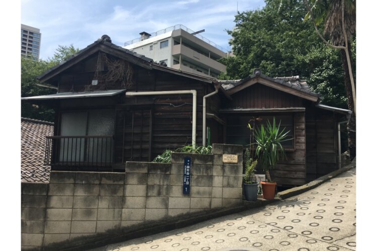 2017年の風景。当時の麻布台1丁目1の1にあった木造平屋。前の道は我善坊谷坂（撮影＝能町みね子）。