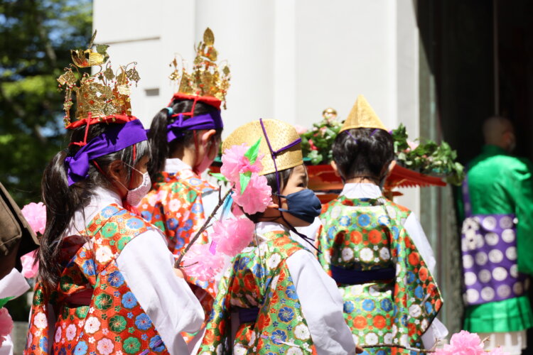 春の陽光に照らされた、きらびやかな稚児衣装も見どころ。