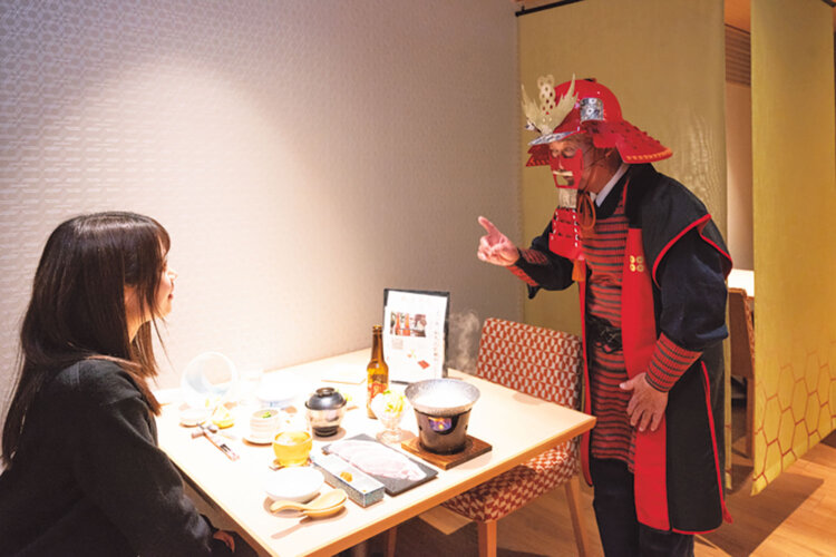 一人旅のお客さんに甲冑姿でご挨拶。