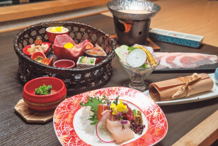夕食の「七久里籠盛（ななくりかごもり）前菜」（左奥）はキノコや山菜、リンゴ、菊芋などの健康食材がたっぷり。