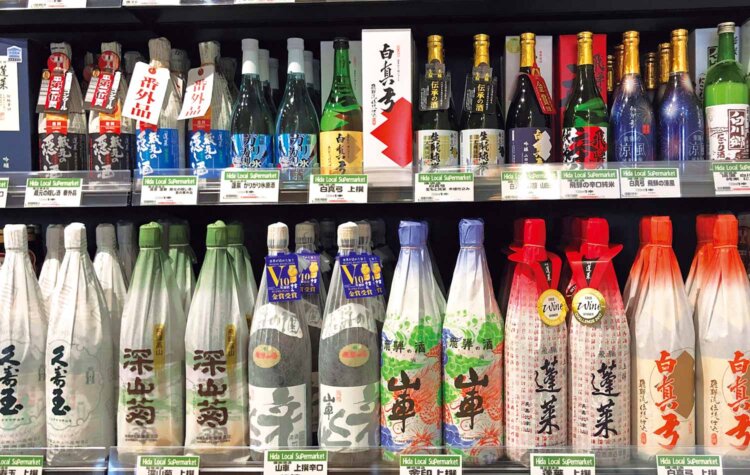 一升瓶から飲み切りサイズまでそろう、飛騨の地酒コーナー。