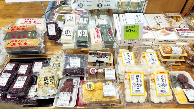 正月ならずとも、この品ぞろえの餅売り場には、毎日搗きたてのやわらかな状態で届く。