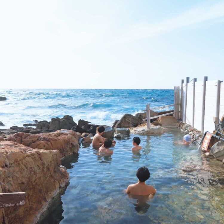パンダがいなくても！ 和歌山・南紀白浜の大海原と湯けむりに惚れ直す