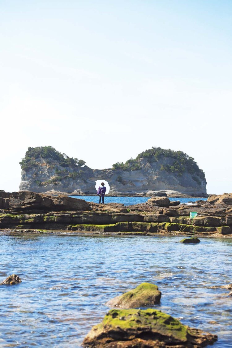 円月島は真ん中の円月型の穴が美しい。春と秋は穴の中に夕日が収まることも！