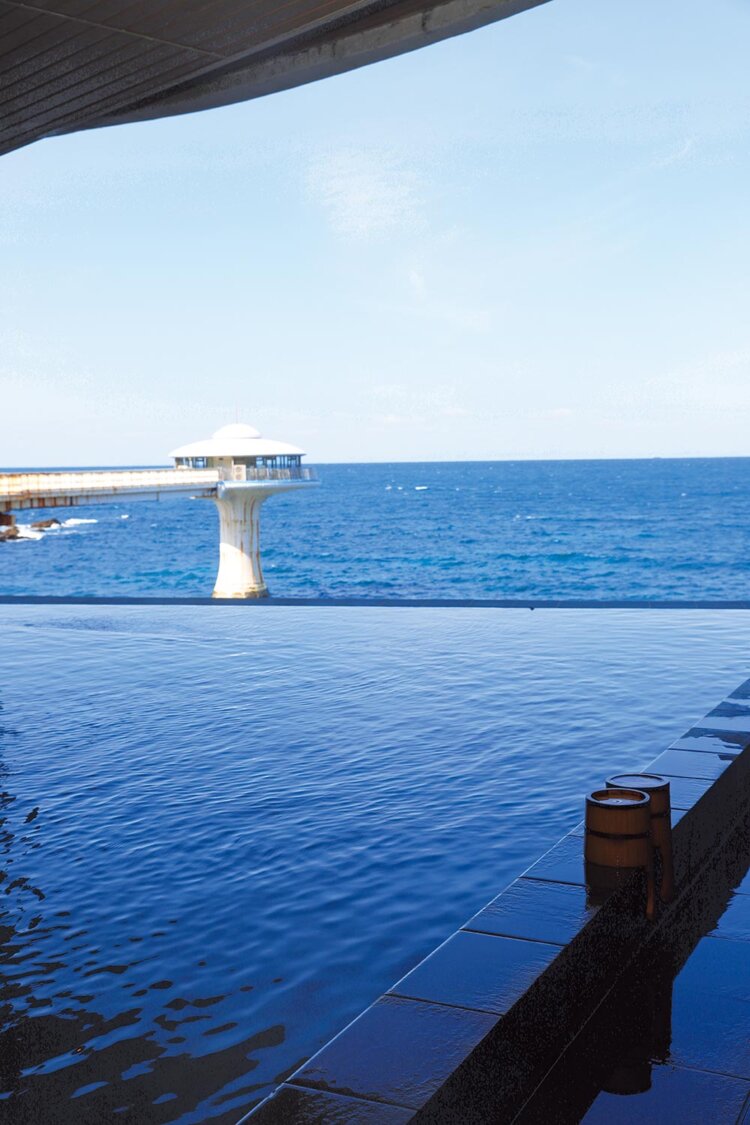 海と境目がないかのようにつながる『SHIRAHAMA KEY TERRACE HOTEL SEAMORE』の三段の湯。深さ120cmの立ち湯を備える。