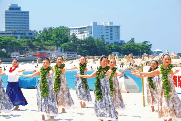 5月3日には、白良浜で本州一早い海水浴場開きを開催。フラダンスなどが行われる。