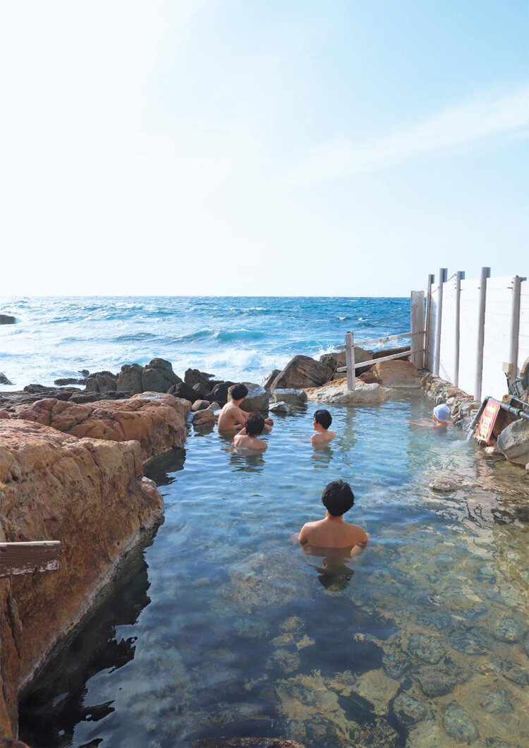 波をかぶるほど海が間近に。写真は特別な許可をもらって撮影。