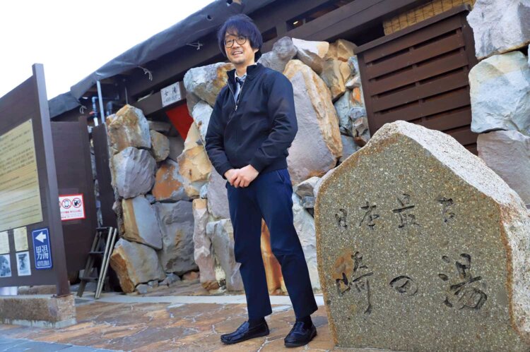 「向かいの崖の摩崖仏が崎の湯を見守っています」と白浜町観光課の長谷充浩さん。