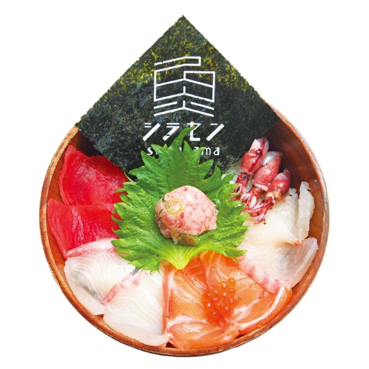 食事の品書きは海鮮丼1500円〜、1種のみ。彩るネタは基本7種、この日は白浜のタイや那智勝浦のマグロなど。丼は軽くて持ちやすい和歌山県海南市の漆器。