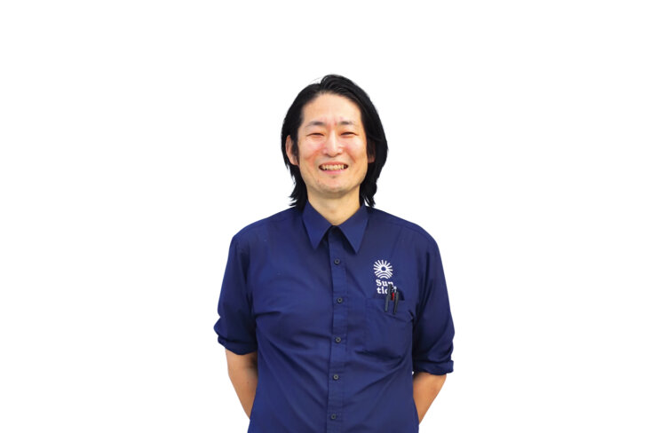 店長の甲斐智也さん。「5月からはビーチベッドの有料レンタルも始めます」。
