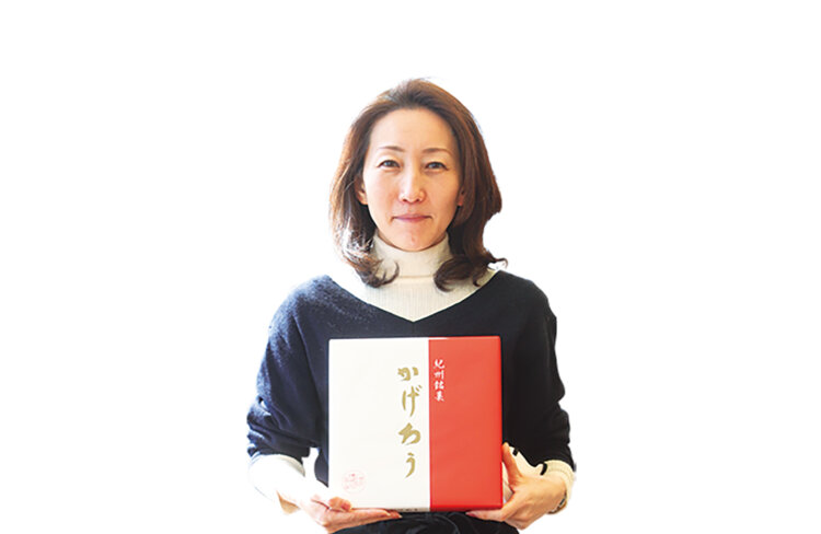 広報の小中さん。「暑い季節は冷凍のアイスかげろうも人気です」。