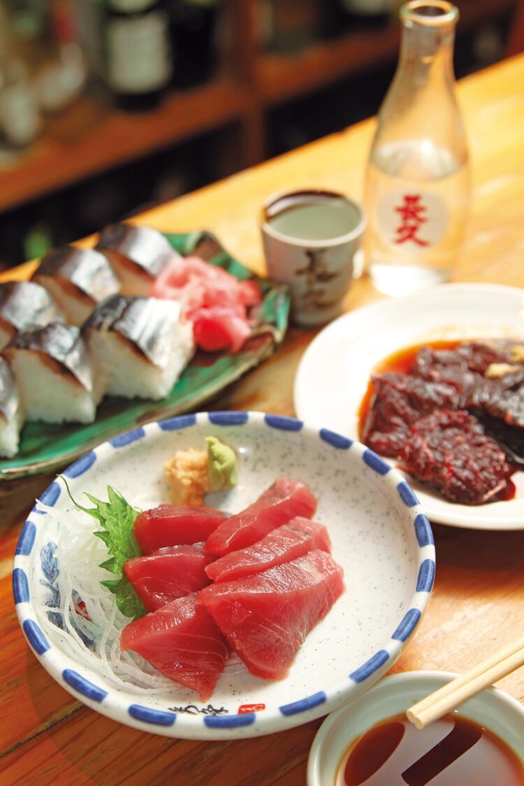 モチガツオの刺身1100円、焼き物用の太地（たいじ）産クジラ1100円は生で食べてもうまい。清酒長久500円をお燗で。