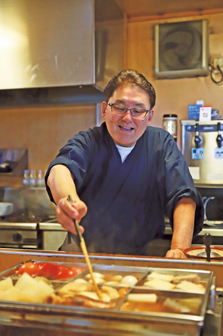 店主の小森豊之さん。トマトの肉詰め400円など、おでんは通年味わえる。