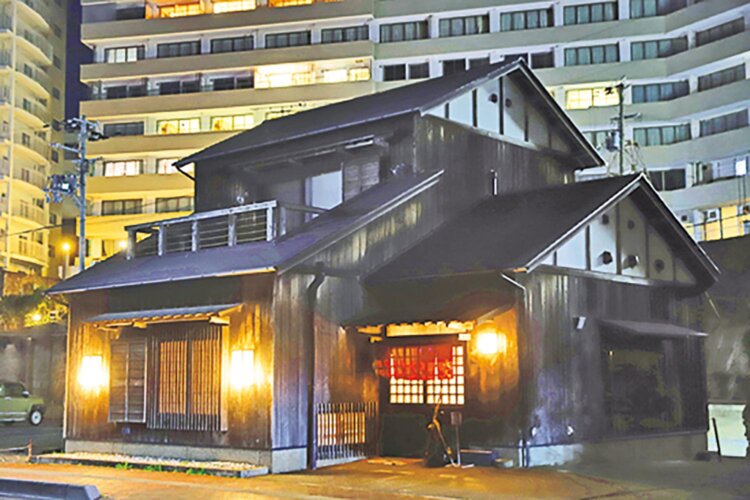 お店は築17年とは思えぬ老舗感。