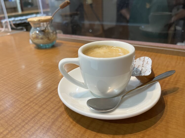 この日いただいたのはシティブレンドのデミタスカップ。ストレートで飲んでしまったのだが、すっかりレアになったコーヒーシュガーを入れて飲めばよかったと後悔。