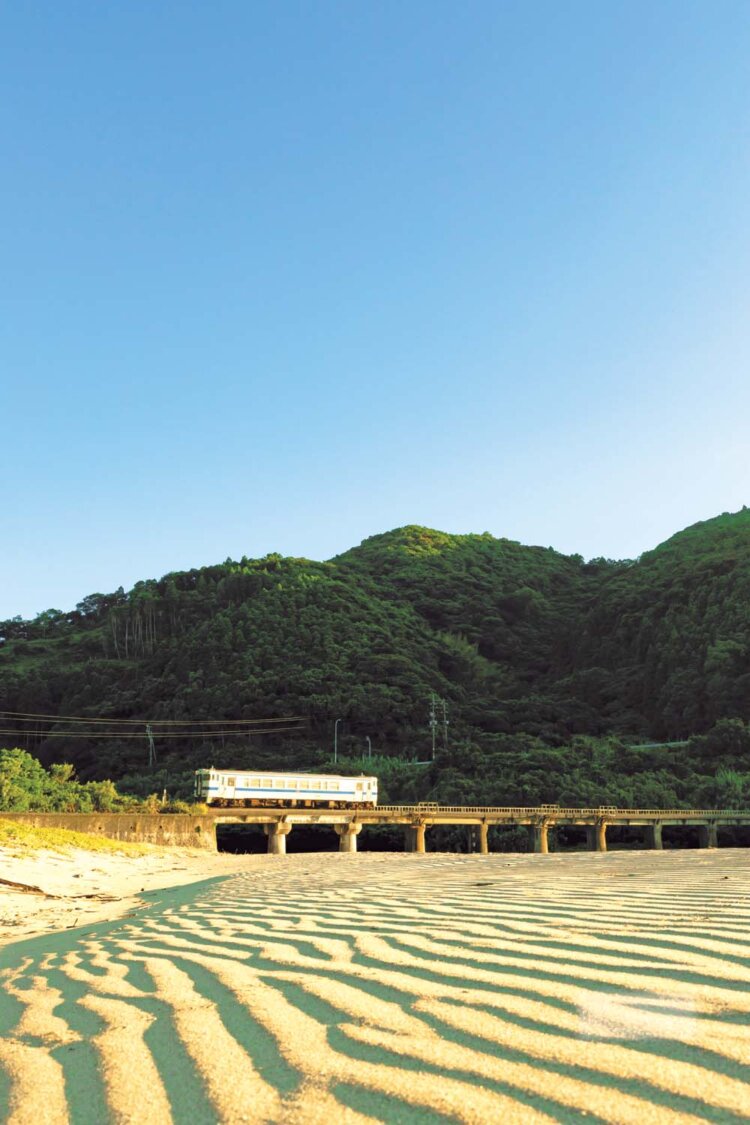 大堂津～南郷間の隅谷川鉄橋を渡る、JR九州オリジナル色のキハ40系（写真＝PIXTA）。