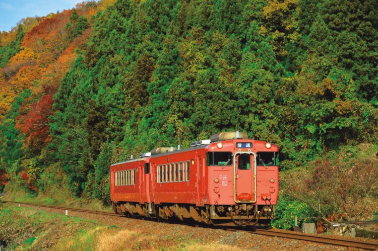 キハ40系首都圏色が撮影名所の津和野～船平山間を走行（写真＝交通新聞クリエイト）。