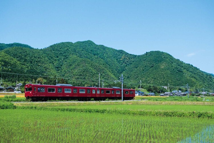 新野～寺前間の水田をゆく103系。大阪環状線では2017年まで活躍した（写真＝レイルマンフォトオフィス）。